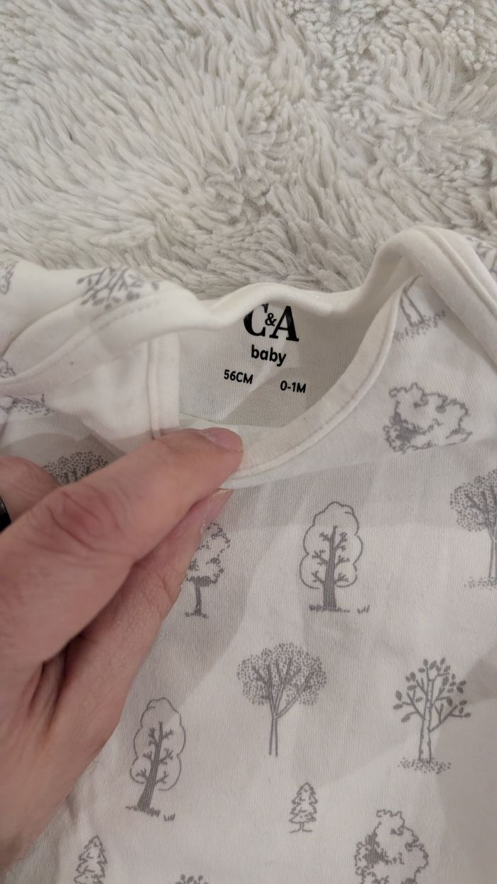 Lot de deux bodies C&A taille 1 mois - photo numéro 5