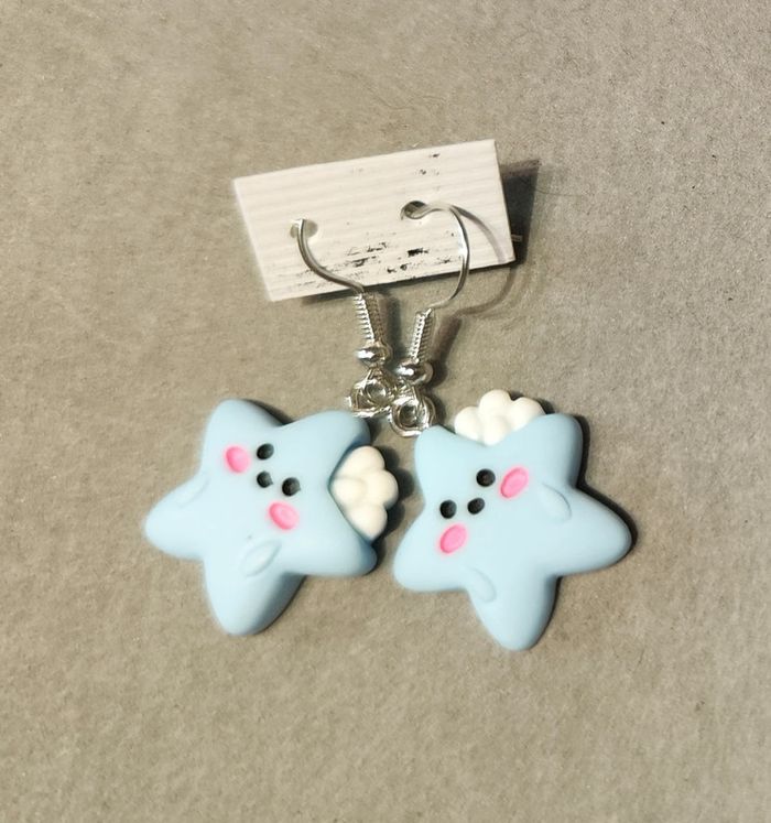 Mignonnes petites étoiles filantes en résine en boucles d'oreilles
