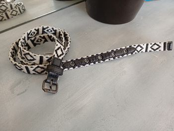 Ceinture fine noire et blanche