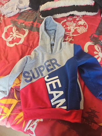 pull à capuche  taille 4 ans