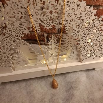 Collier chaîne doré avec pendentif strass et marron orangé