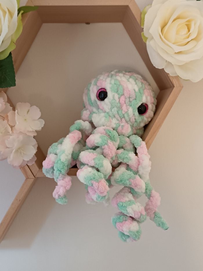 Peluche Meduse tricolore au crochet - photo numéro 3