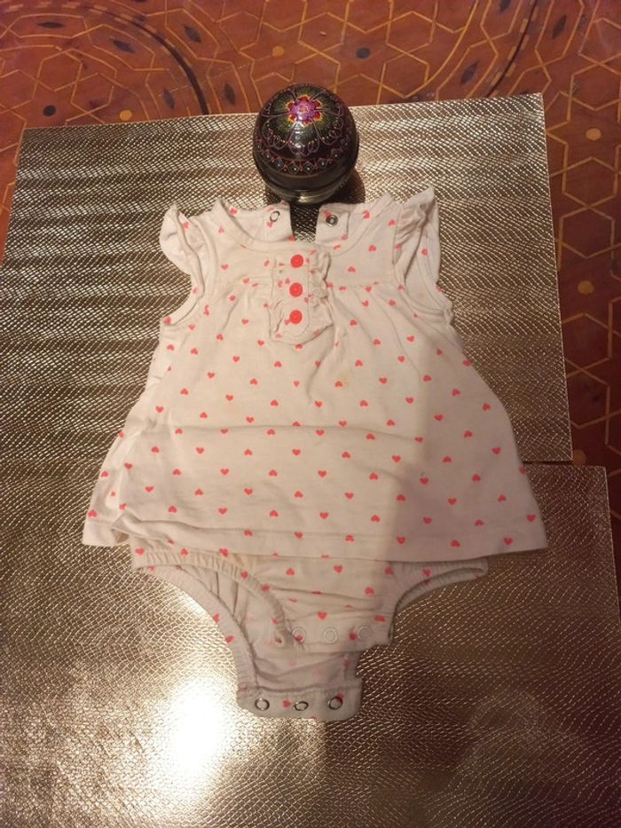 Beau body blanc à cœurs jusqu'à 3 mois
