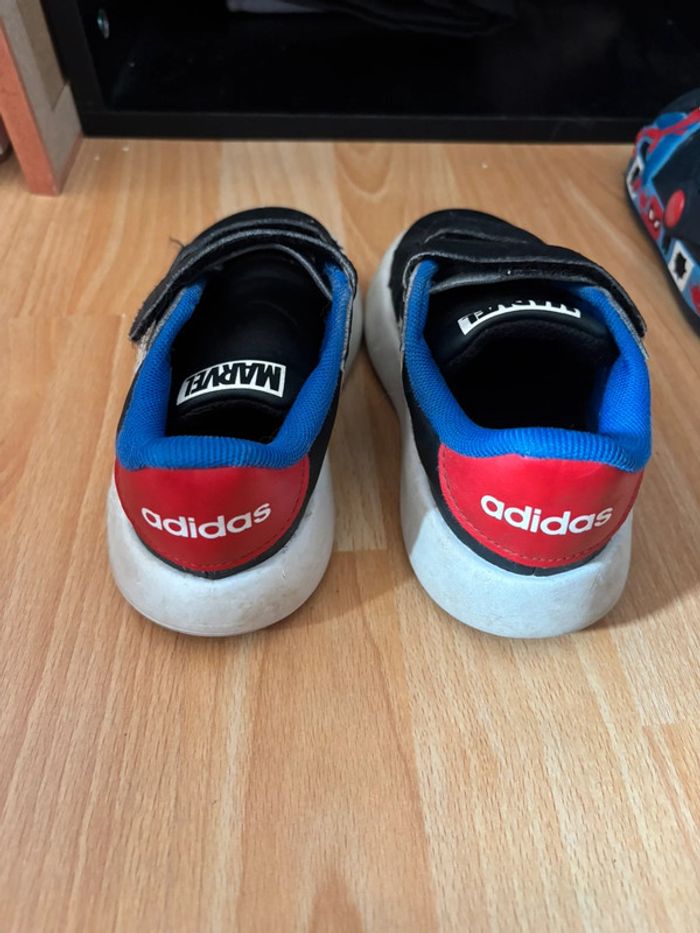 Chaussures Adidas Spider-Man Taille 27 – Style Marvel pour Super-Héros en Herbe - photo numéro 5