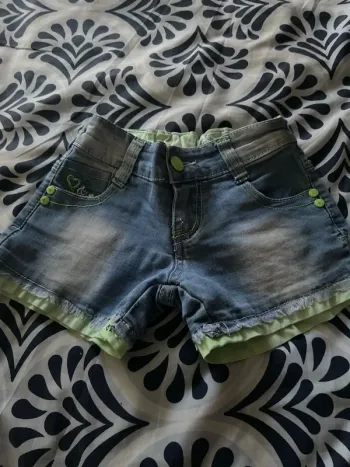 Short fille