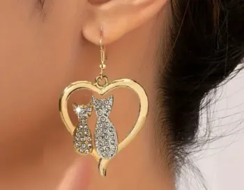 Boucles d oreilles pendantes avec chats en strass entourée de un grand cœur doré