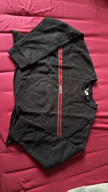 Pull levi's noir et rouge