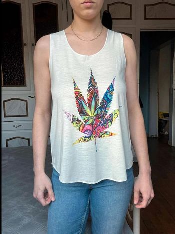 Débardeur blanc avec belle feuille