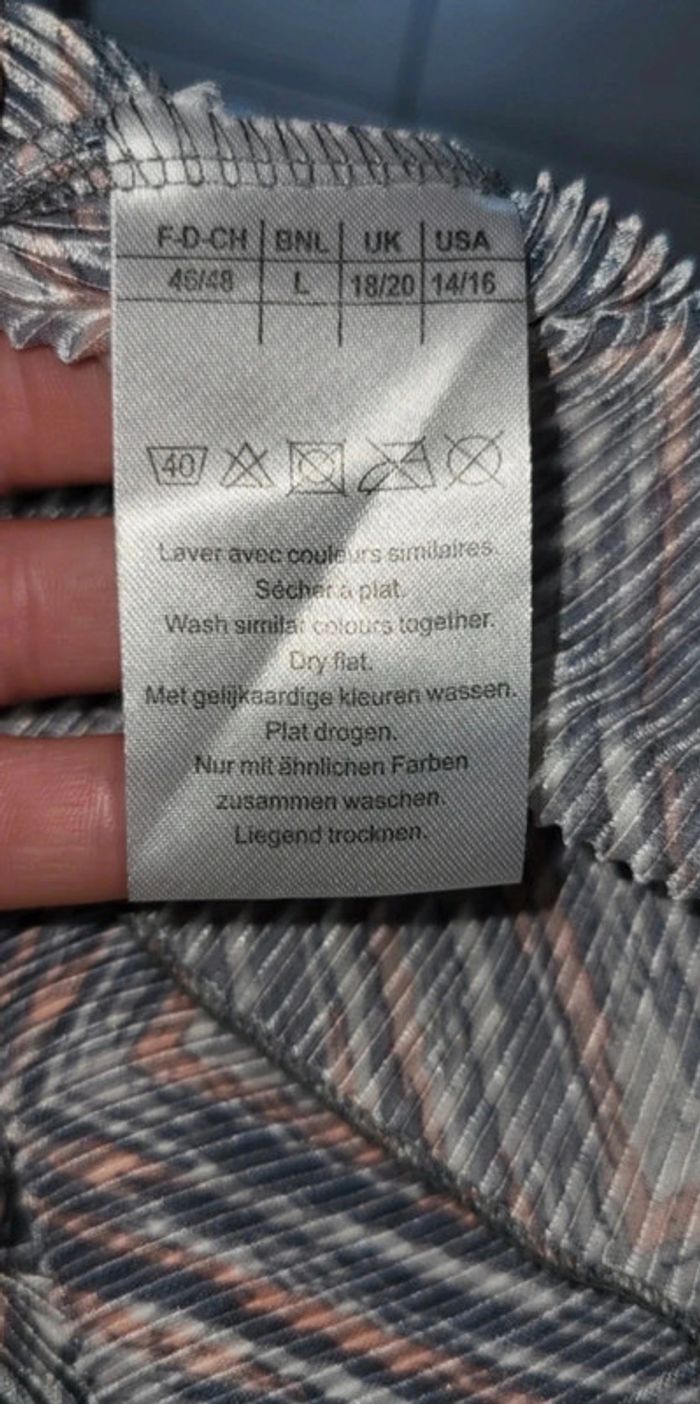 Très beau Tee-shirt Damart 46/48 - photo numéro 6