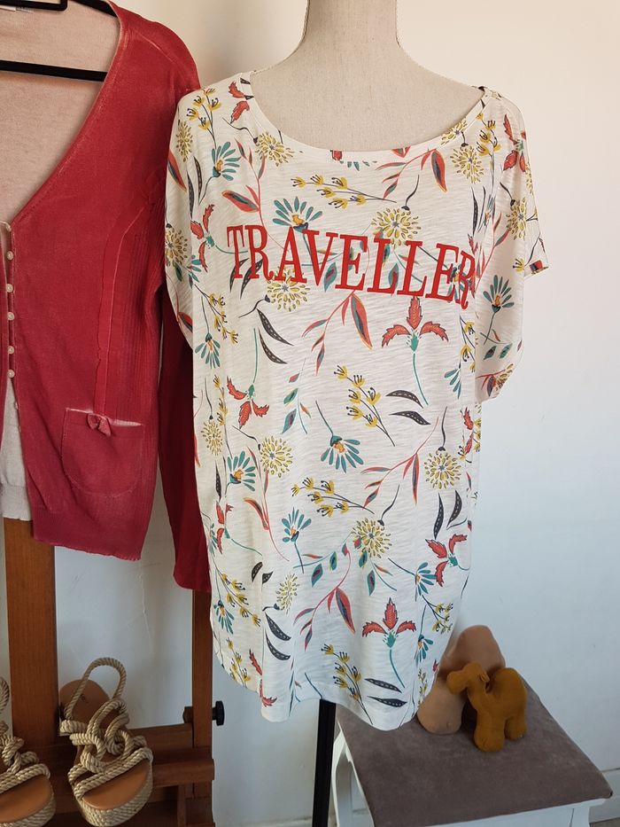 T-shirt femme blanc cassé motif floral multicolore. S.Oliver. T42, 61cm aux aisselles, 67cm de haut.