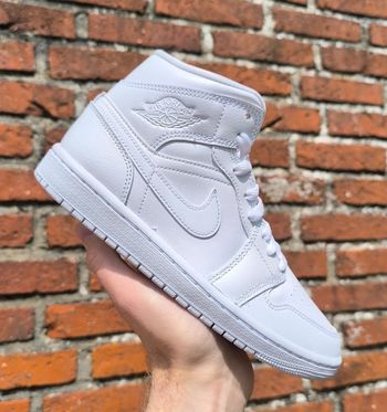 Baskets Jordan one mid triple white blanches pointure 36 neuves sans boîte de