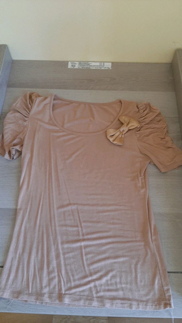Tshirt caramel avec noeud doré