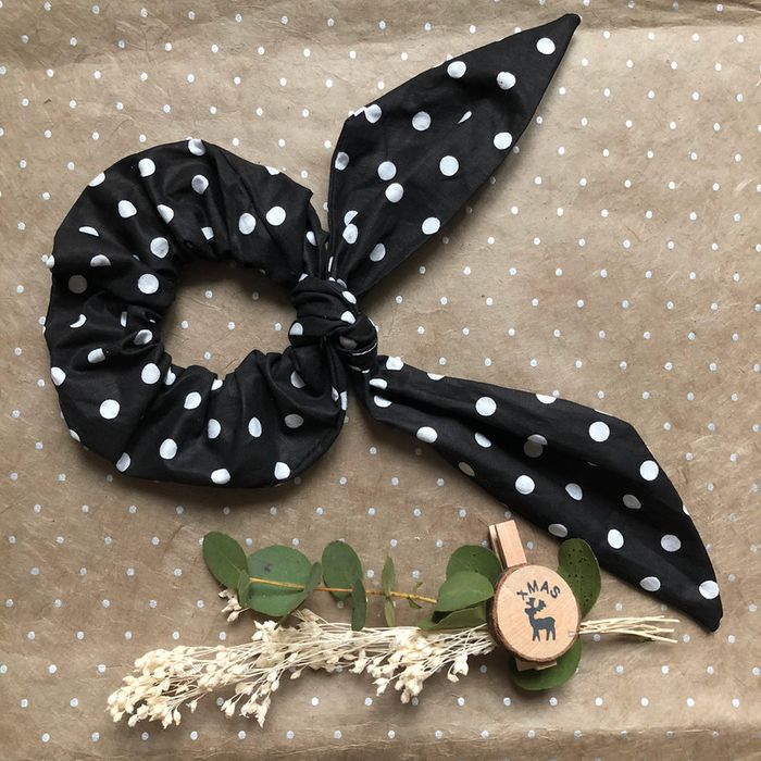 Chouchou noir et blanc à pois scrunchie