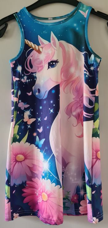 Très jolie robe motif Licorne T. 6 ans
