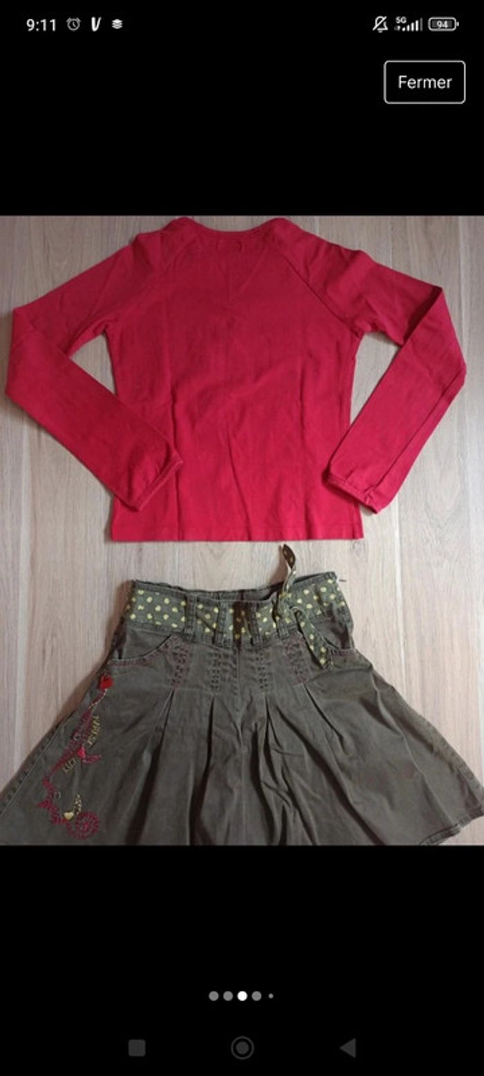 t-shirt rouge avec styliste et jupe plissée kaki broderie et breloques, jolis détails Marèse 10 ans - photo numéro 11