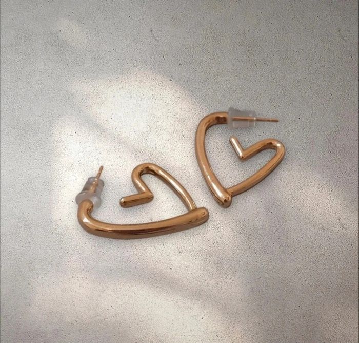 Boucles d'oreille cœurs dorées en acier inoxydable neuves - photo numéro 3