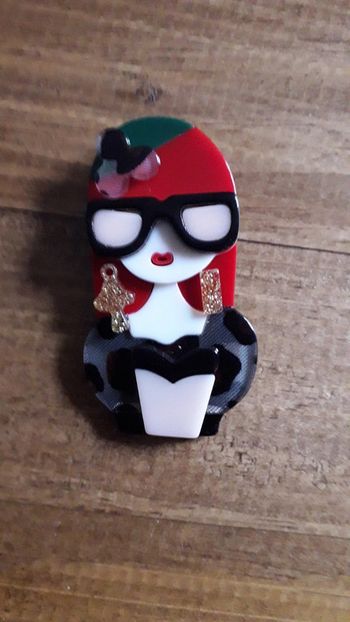 Broche en acrylique grand format