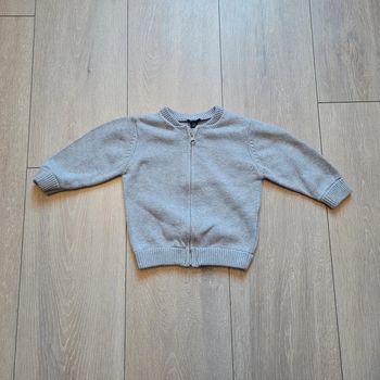 Gilet gris. Garçon 12 mois. Marque Kiabi