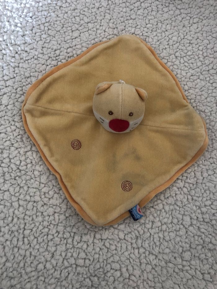 Doudou plat chat jaune orange nez rouge spirale Sucre d’orge