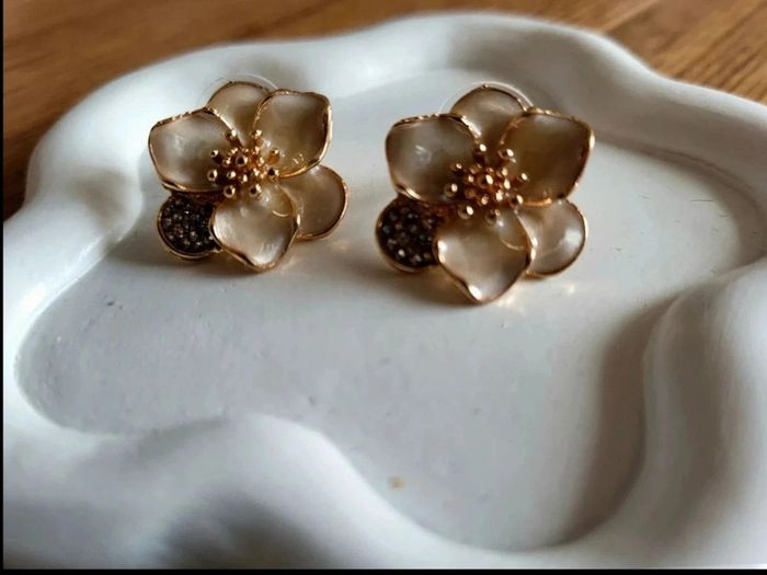 Boucles d’oreilles fleur dorée – effet nacré & strass – bijou élégant chic vintage - photo numéro 2