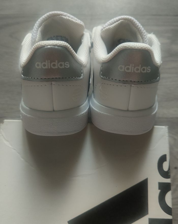 Basket adidas taille 22 - photo numéro 6