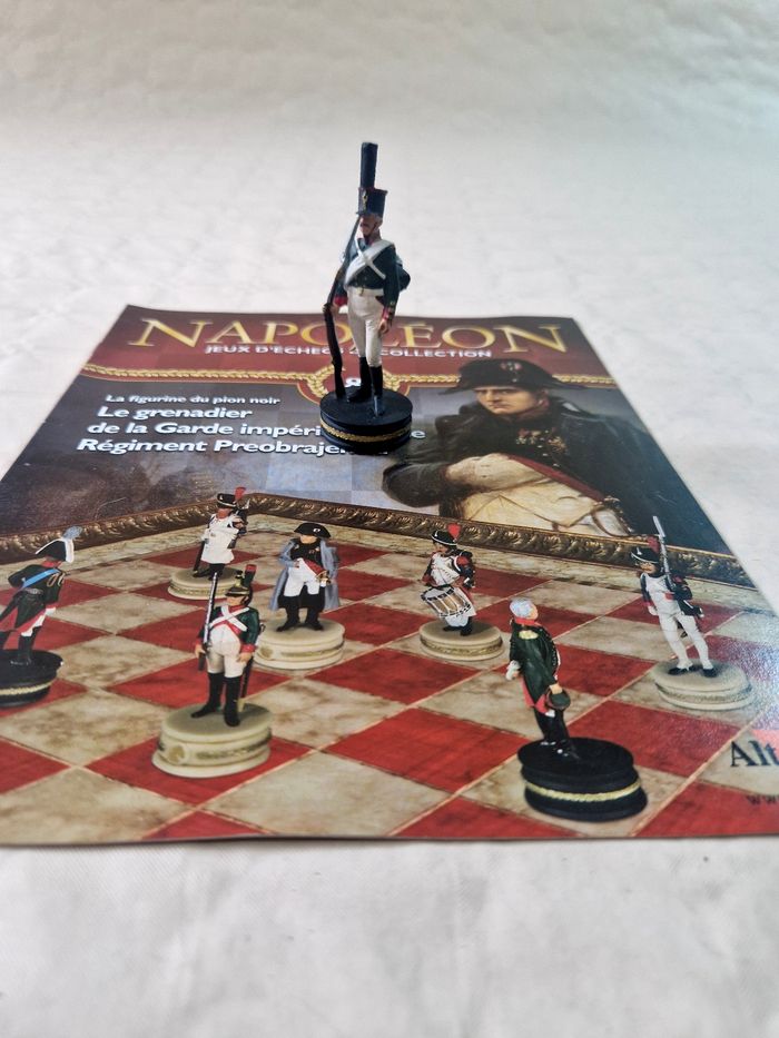 Figurine  , Napoléon , jeux d'échec de collection  , numéro 8 , le grenadier de la garde Imperia russe ,  régiment  Preobrajenski