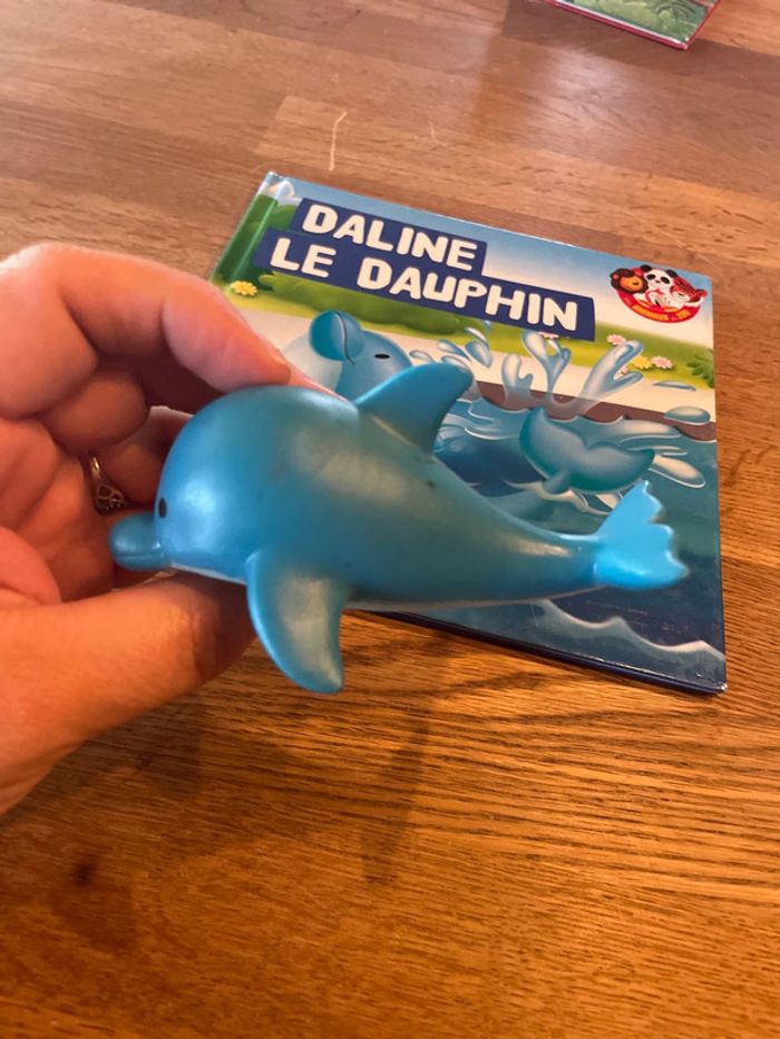 Livre collection Les animaux du zoo Daline le dauphin avec une figurine dauphin - photo numéro 3