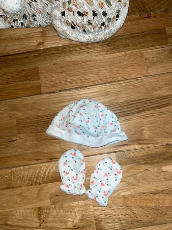 Ensemble bonnet gants blanc fleuri obaibi comme neuf naissance