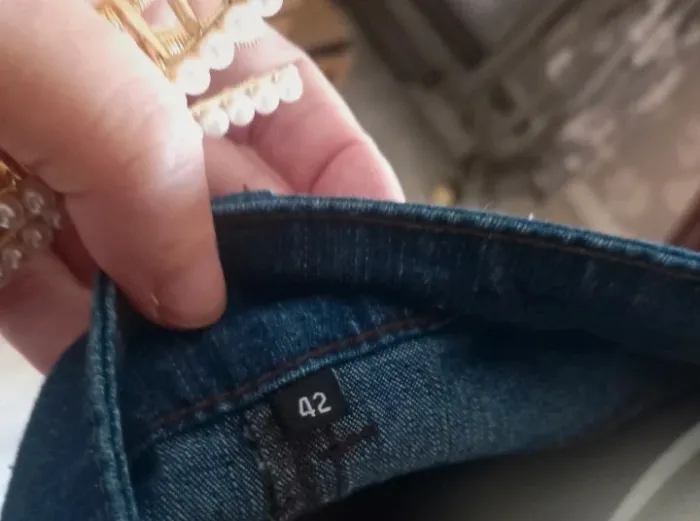 Jean avec strass taille 42 - photo numéro 4
