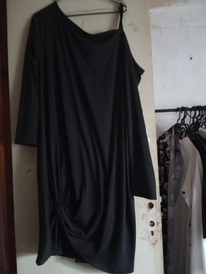 Robe noire asymétrique