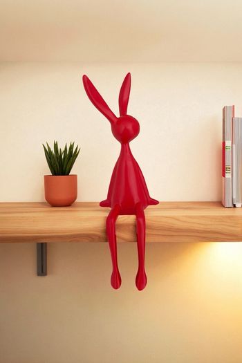 Statue déco design lapin assis – Rouge – 28 cm