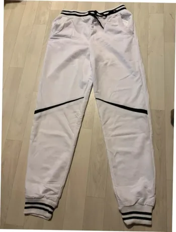 Jogging blanc et noir avec lacets à la ceinture taille M. Très bon état.