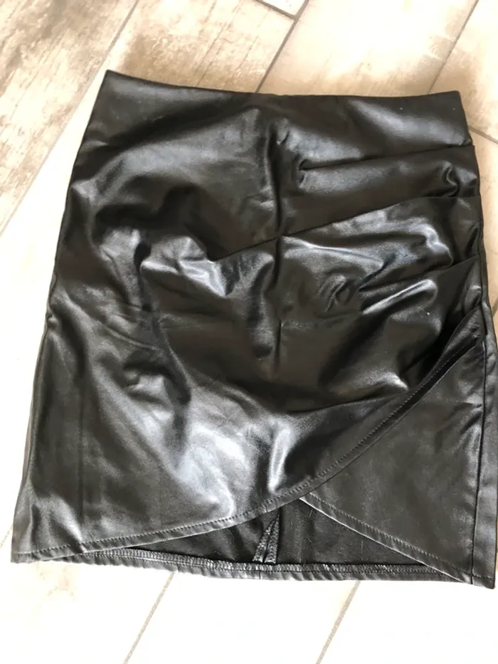 Jupe courte simili cuir Shein TBE Taille S - photo numéro 2