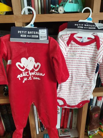 Lot pyjamas et bodys Petit Bateau 6 mois