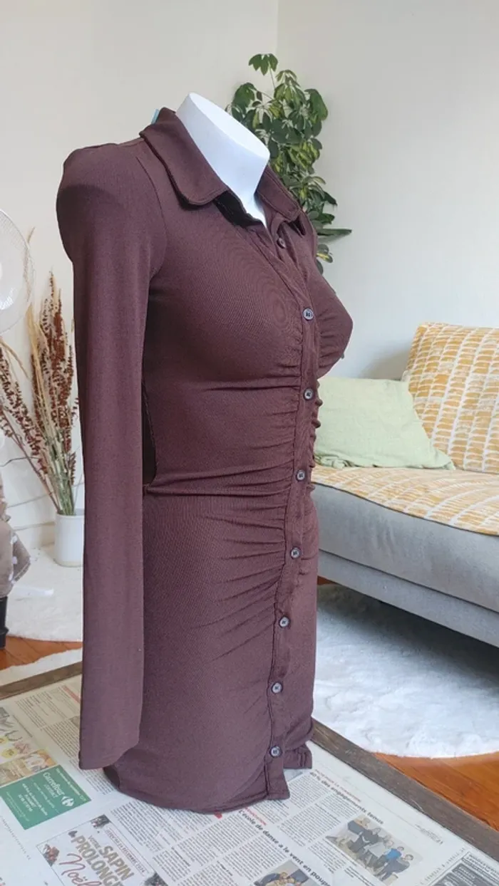 Mini robe moulant marron bouton manches longues - photo numéro 3