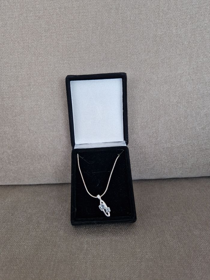 Collier argenté avec sa boîte - photo numéro 2