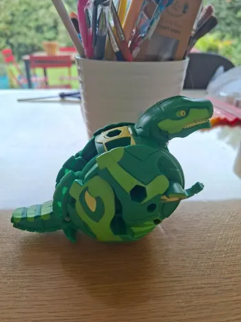 Figurine dinosaure lezard Bakugan Trox deka
