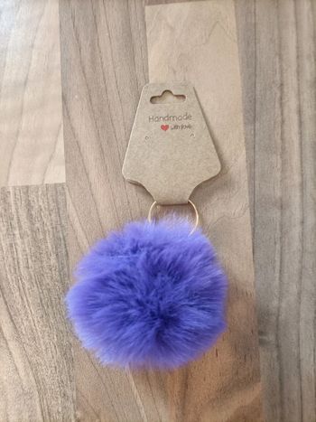 Porte clé neuf pompom violet