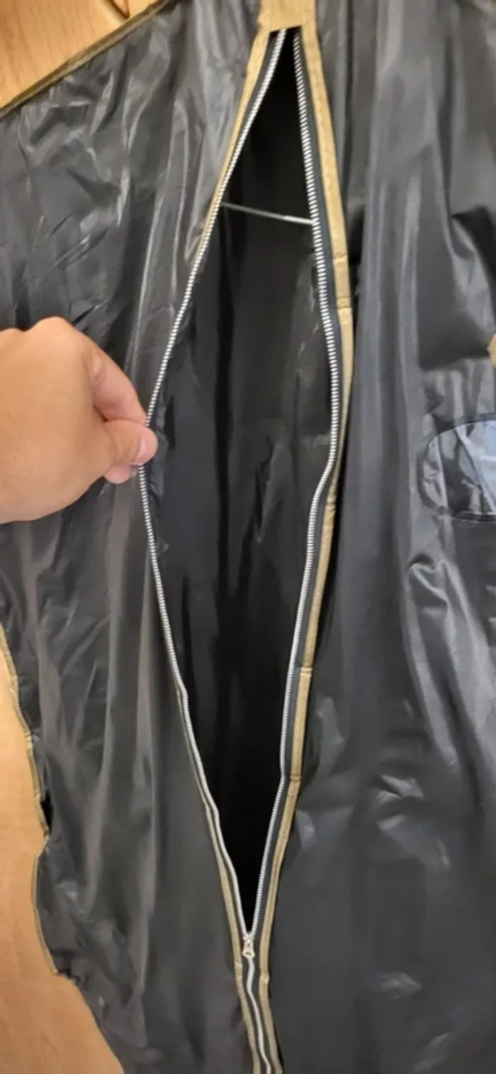 Housse de costume -  noir – légère et pratique - Très bon état - photo numéro 4