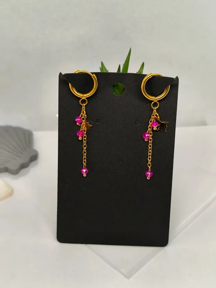 Boucles d'oreilles dorées étoile polaire et perles fushia - photo numéro 2