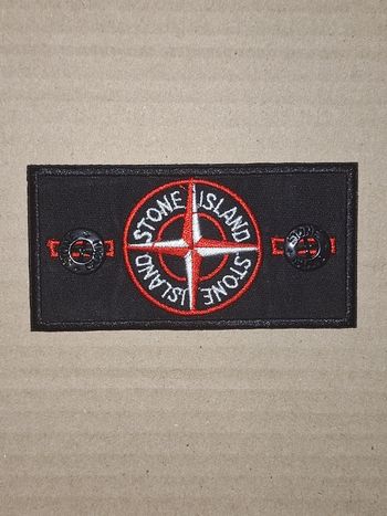 1 Patch Stone Island rouge + 2 boutons
