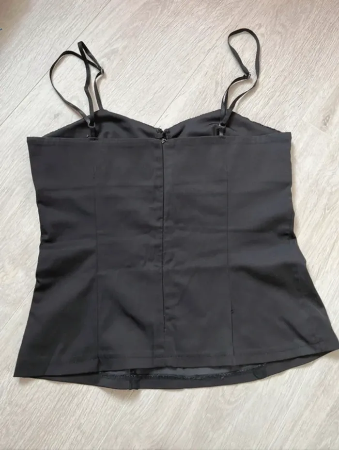 Haut bustier noir à fines bretelles – détails dentelle – style chic - photo numéro 4