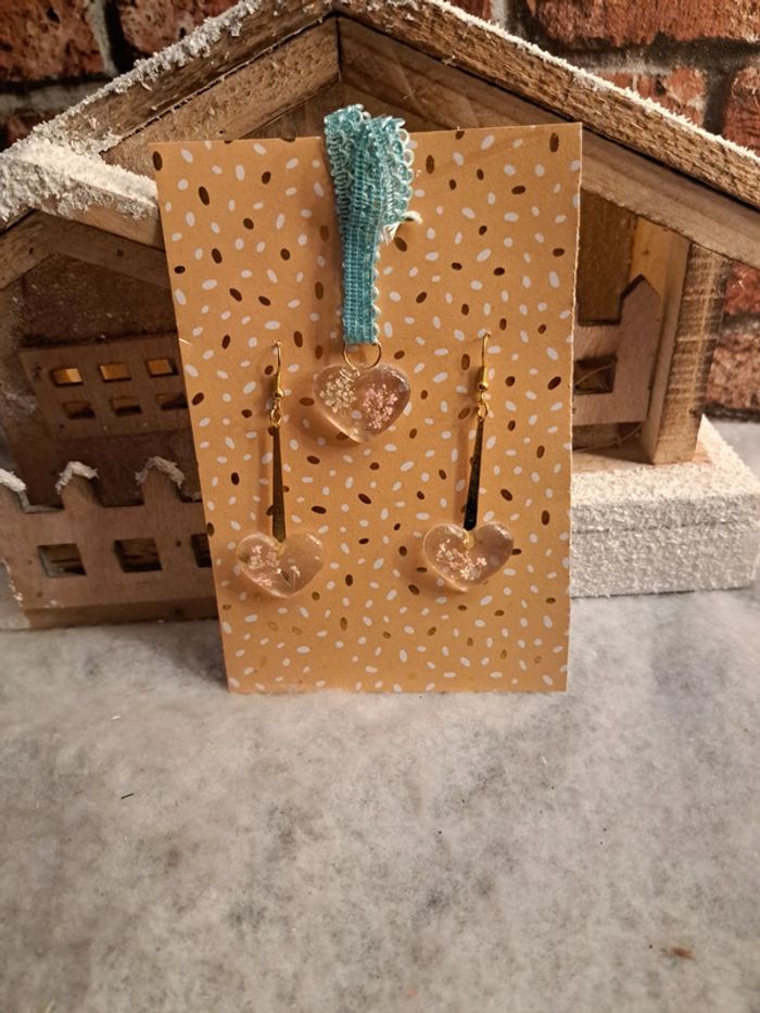 Boucles d'oreilles pendante avec pendentif assortie en résine florale - photo numéro 2