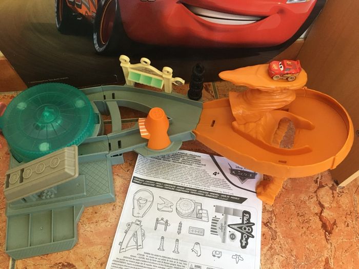 Circuit Cars/ Coffret piste Radiator Springs Hors de Contrôle Mini Racers (neuf, vidéo à l’appui) - photo numéro 3