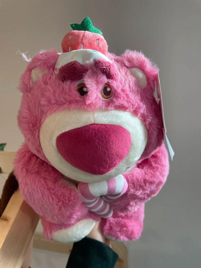 Grande peluche Disney Pixar Lotso l'ours à la fraise 🍓 - photo numéro 13