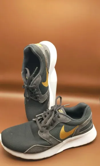 Baskets Nike, noir et doré, pointure 38,5