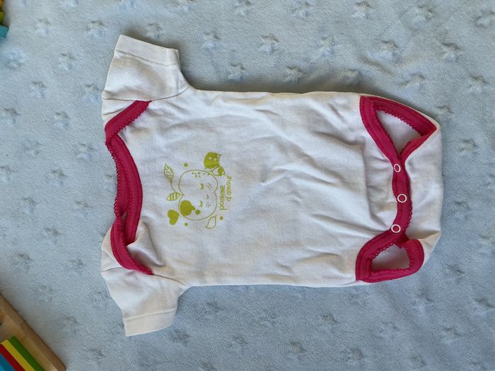 body manches courtes blanc et rose dessin devant 3 mois u tout petits - photo numéro 3