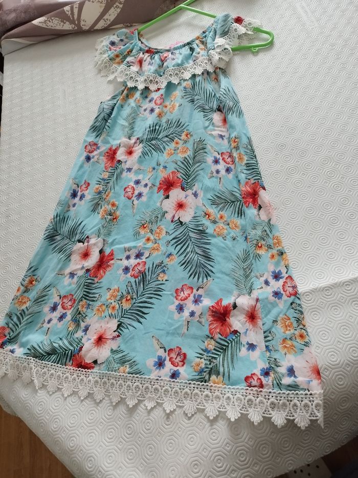 Robe bleue avec fleurs - photo numéro 2