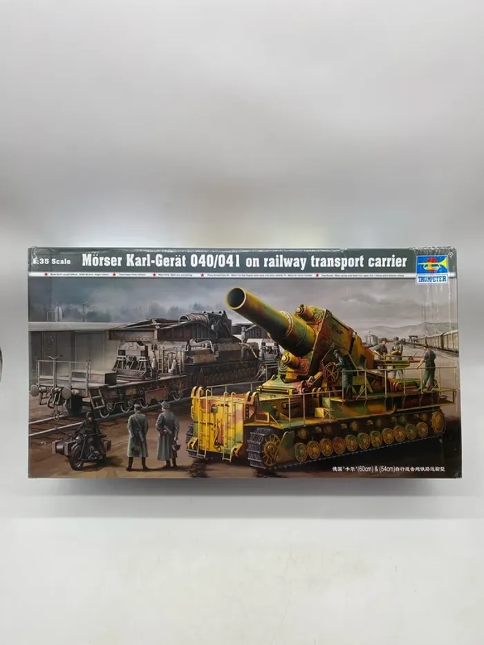 Maquette Trumpeter Morser Karl-Gerat 040/041 on railway transport carrier