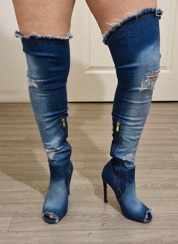 Bottes à talons rares et originales en denim (jean) effet trouées
